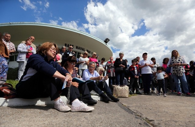 Gia đình “đỏ mắt” chờ thủy thủ trên tàu ngầm Argentina mất tích trở về - 4 Gần 100 người thân của các thành viên thủy thủ đoàn trên tàu San Juan đã tập trung cầu nguyện tại căn cứ hải quân Mar del Plata từ nhiều ngày nay. Họ đã trải qua nhiều cảm xúc hy vọng rồi thất vọng khi các tín hiệu báo về được cho là từ tàu ngầm mất tích, song rốt cuộc đều được chứng minh là không đúng. (Ảnh: Reuters)