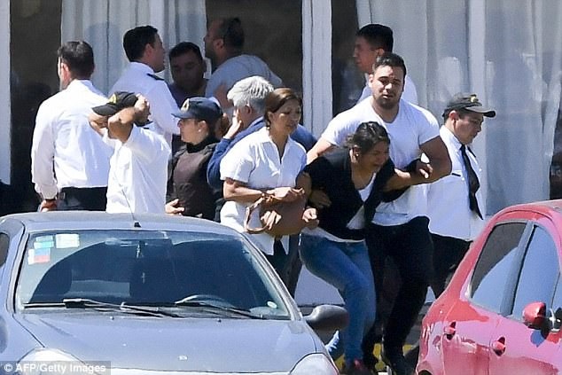 Những câu hỏi để ngỏ sau vụ tàu ngầm Argentina chở 44 người mất tích - 5 Gia đình các thủy thủ trên tàu San Juan đau buồn khi nghe tin dữ về người thân (Ảnh: AFP)