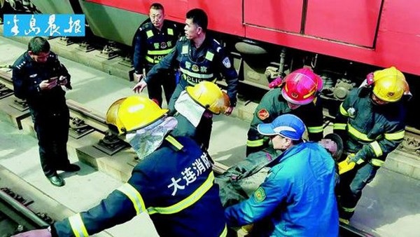 Lao ra trước mũi tàu đang đến, cụ ông vẫn sống sót thần kỳ - 2 Không chỉ thoát chết, cụ ông còn không bị vết thương nào thực sự nghiêm trọng