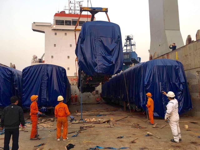Phạt nặng phương tiện lấn làn buýt nhanh và cuộc chiến giữ lại vỉa hè - 5
Chiều ngày 12/2, tàu Tian Wang Xing của Trung Quốc vận chuyển 4 đầu máy, toa xe của đoàn tàu đường sắt Cát Linh - Hà Đông (Hà Nội) đã cập cảng Hải Phòng. Đây là đoàn tàu đầu tiên trong tổng sống 13 đoàn tàu của tuyến đường sắt trên cao. (Ảnh: Châu Như Quỳnh)