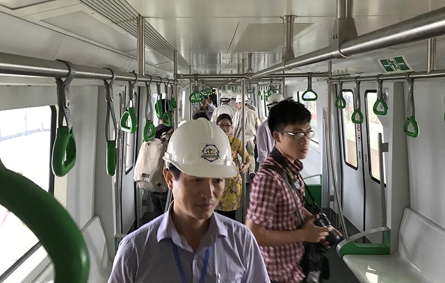 Vì sao ga đường sắt Cát Linh - Hà Đông “thiếu” đinh ốc, bu lông? - 2
Ban quản lý giải thích, đây là phương tiện vận tải công cộng nên bố trí khách đứng nhiều hơn ngồi nhằm chứa được lượng khách cao nhất (ảnh: Quang Phong)