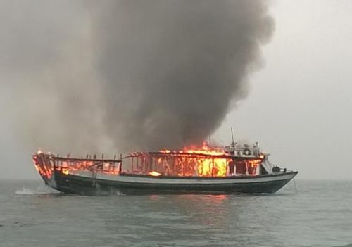 Quảng Ninh chấm dứt mọi hoạt động đối với 6 tàu du lịch - 1 Liên tục xảy ra cháy tàu khiến du khách lo lắng về an toàn khi đến Vịnh Hạ Long (ảnh CTV)