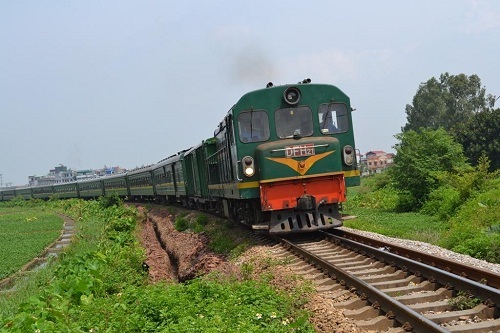 Hai Bộ phân giải việc vay vốn Trung Quốc làm đường sắt Hà Nội - Lào Cai - 1 Một thời gian sau khi có cao tốc Nội Bài - Lào Cai, một đôi tàu tuyến này đã được dừng chạy vì vắng khách.