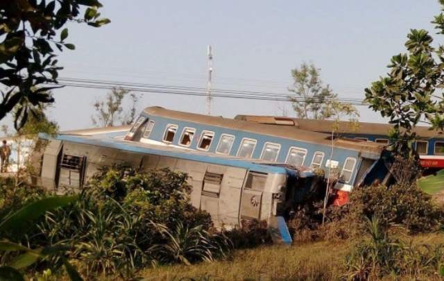 Vào 14h15 chiều 20/2, tàu hỏa SE số hiệu D19E906 với 15 toa tàu chạy hướng Nam - Bắc khi qua đường dân sinh ở thôn Phước Hưng, xã Lộc Thủy, huyện Phú Lộc, tỉnh Thừa Thiên Huế đã tông xe ben BKS 75C - 026.91. Vụ tai nạn làm 3 người chết gồm cả lái tàu SE và tài xế xe ben… (Ảnh: Đại Dương)