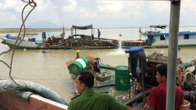 Bắt quả tang 3 tàu khai thác cát trái phép trong hồ Dầu Tiếng - 1 Các tàu khai thác cát trái phép bị bắt giữ