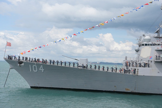 46 tàu chiến của 20 nước đổ về Singapore phô diễn sức mạnh - 13 Tàu khu trục USS Sterett của Hải quân Mỹ tới căn cứ hải quân Changi (Ảnh: Republic of Singapore Navy Facebook)