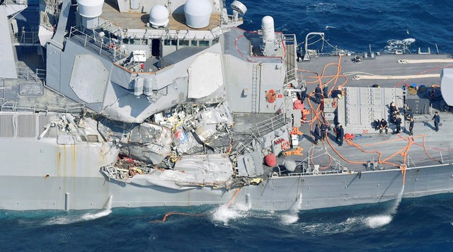 Mỹ sa thải chỉ huy tàu chiến Mỹ sau vụ đâm tàu hàng Philippines - 1 Tàu khu trục USS Fitzgerald bị đâm móp sau va chạm với tàu hàng Philippines. (Ảnh: Reuters)