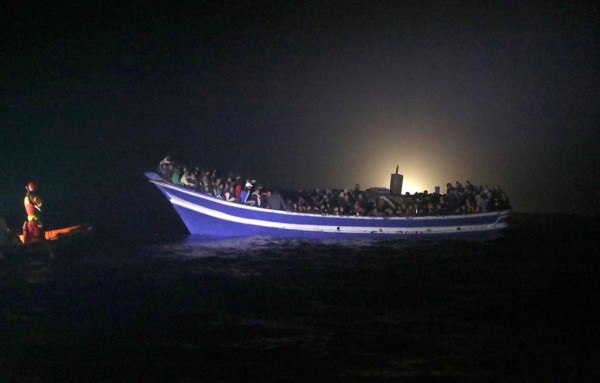 
Một tàu nhập cư chở quá tài ở vùng biển Libya hôm 29/3/2017. (Ảnh: Reuters)
