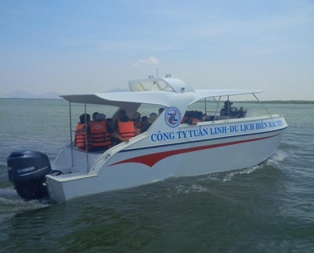 Doanh nghiệp đóng tàu thuyền bị thiệt hại nhiều tỷ đồng do liên tục “vấp” đăng kiểm - 1 Tàu khách PPC có sức chứa 32 người đang hoạt động trên Vịnh.