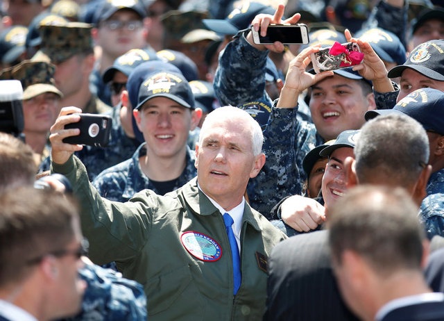 Phó tổng thống Mỹ thăm tàu sân bay, cảnh báo Triều Tiên “gươm luôn sẵn sàng” - 1
Ông Pence chụp ảnh cùng các binh sĩ trên tàu sân bay USS Ronald Reagan (Ảnh: Reuters)