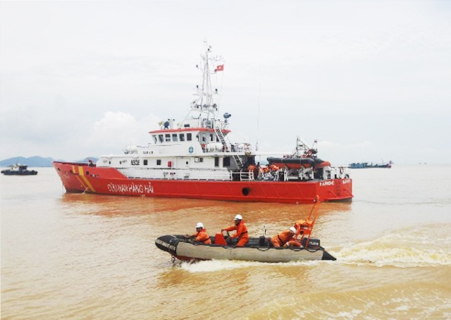 Vụ tìm kiếm 13 thuyền viên: Triển khai tàu giã cào quét đáy biển - 2
Lực lượng cứu hộ hàng hải Việt Nam tìm kiếm trên khu vực tàu VTB26 bị chìm tại vùng biển Cửa Lò