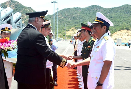 Tàu tuần dương tên lửa của Nga cập cảng Cam Ranh - 2 Lễ đón đoàn của cán bộ sĩ quan Vùng 4 và một số cơ quan chức năng của Việt Nam.
