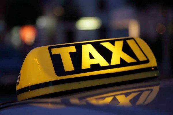 Tài xế lái taxi chạy quá tốc độ vì... hành khách xì hơi - 1 Tài xế taxi chạy quá tốc độ chỉ vì hành khách liên tục... xì hơi (Ảnh minh họa)