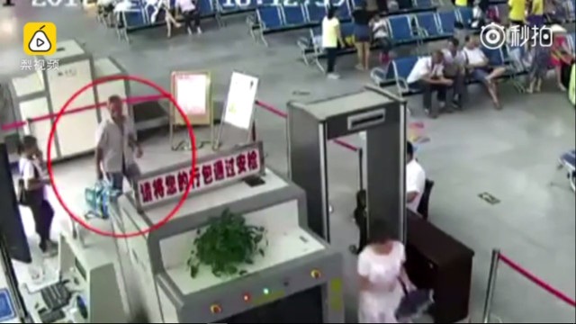 Hành khách mang túi xách chứa tay người qua máy soi an ninh