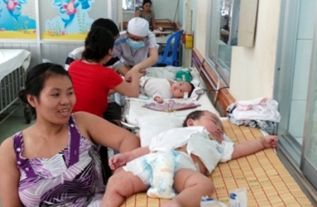 TPHCM: Bệnh tay chân miệng bắt đầu tăng nhanh - 1 Khi trẻ có biểu hiện mắc bệnh, phụ huynh cần đưa đi khám để bé được chẩn đoán, điều trị sớm