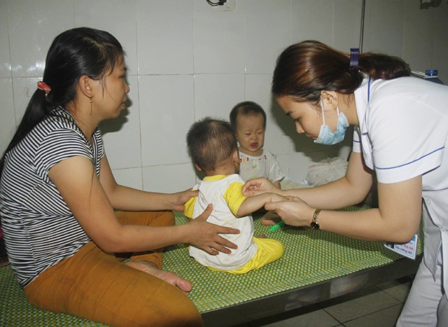 Nghệ An: Trẻ mắc bệnh tay chân miệng tăng cao - 2 Khi trẻ có những dấu hiệu điển hình của tay chân miệng cần đưa đến cơ sở y tế để theo dõi và điều trị triệu chứng