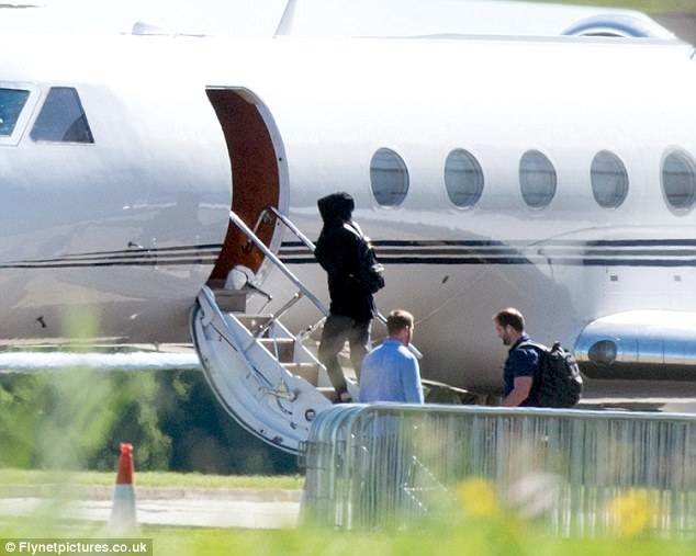 
Ngày 1/6 vừa rồi, Taylor Swift bị bắt gặp lên một chiếc máy bay tại Anh. Được biết, nữ ca sĩ nổi tiếng có mặt tại Anh thời điểm này để thăm bạn trai hiện tại, Joe Alwyn và đưa anh đi du lịch cùng.
