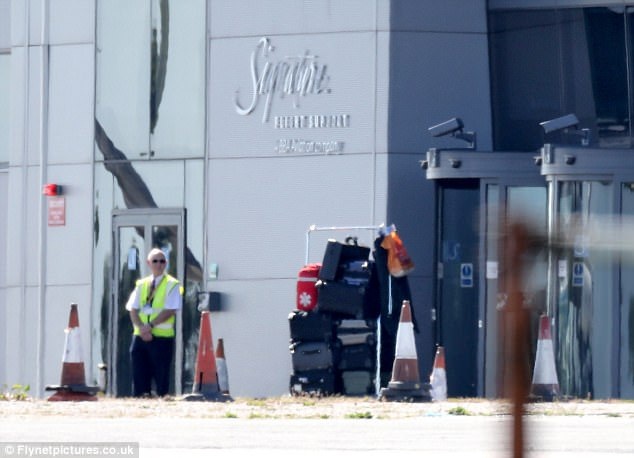 
Đống hành lý của Taylor và Joe được đưa lên máy bay.
