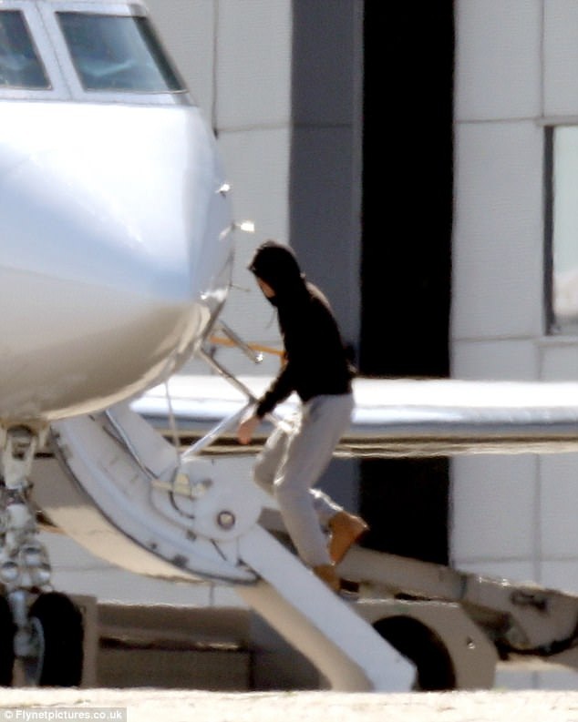 
Nam diễn viên người Anh - Joe Alwyn mặc kín toàn thân và né tránh sự chú ý của tất cả mọi người. Anh kém Taylor 1 tuổi và bắt đầu hò hẹn với cô khoảng vài tháng gần đây. Tới tháng 5 vừa rồi, báo giới mới phát hiện ra mối quan hệ đặc biệt này.
