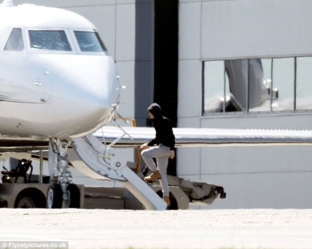 
So với bạn gái, Joe vẫn là một cái tên mới mẻ. Ngoài công việc diễn viên, anh còn là người mẫu thời trang.
