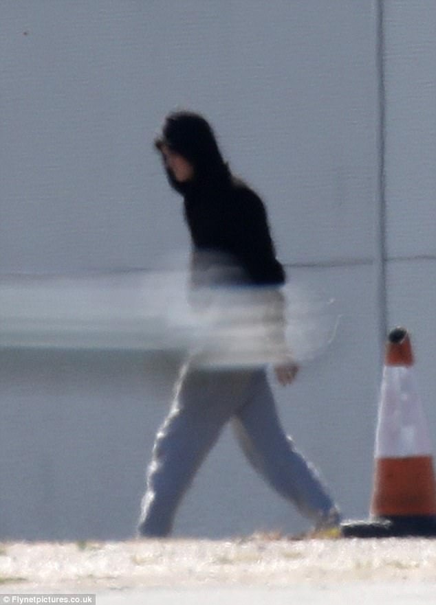 
Một nguồn tin thân cận với Taylor chia sẻ về Joe Alwyn: Cậu ấy là một anh chàng bình thường, vui vẻ, hài hoà với mọi người. Cậu ấy không thích xuất hiện ồn ào trên mặt báo và muốn bảo vệ đời tư.
