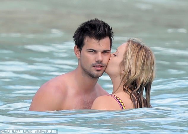 “Người sói” Taylor Lautner hạnh phúc bên “tình mới” - 1
Nam diễn viên Taylor Lautner âu yếm ôm hôn bạn gái Billie Lourd trên biển St Barts ngày 7/4 vừa qua