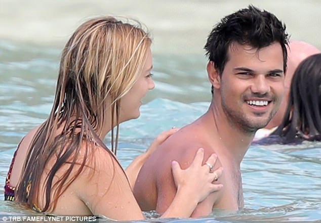 “Người sói” Taylor Lautner hạnh phúc bên “tình mới” - 4
Taylor Lautner thì quá nổi tiếng với vai người sói Jacob trong loạt phim Chạng vạng