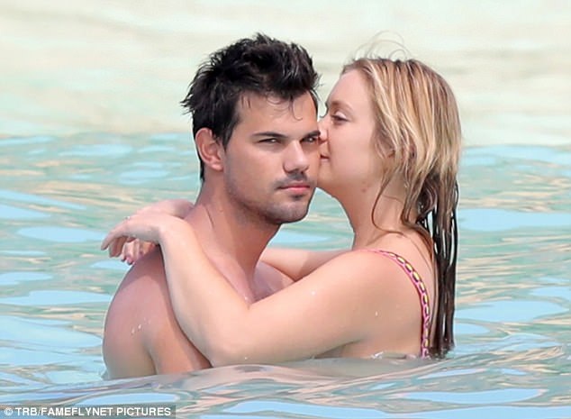 “Người sói” Taylor Lautner hạnh phúc bên “tình mới” - 5
Nam diễn viên 25 tuổi và nữ đồng nghiệp 24 tuổi mới hẹn hò được ít tháng