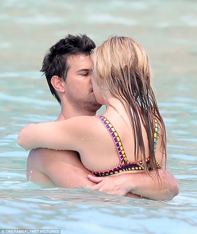 “Người sói” Taylor Lautner hạnh phúc bên “tình mới” - 8
Chưa có vai diễn nào của anh vượt qua cái bóng của vai Người sói trong phim Chạng vạng.
