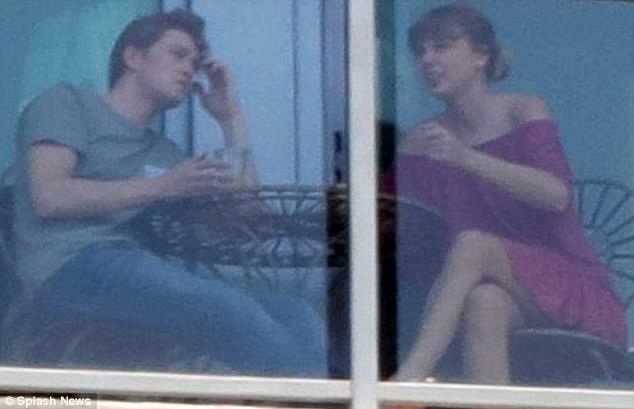 Taylor Swift đưa bạn trai mới về thăm gia đình - 1
Taylor Swift và bạn trai kém 3 tuổi Joe Alwyn xuất hiện tại Nashville, Tennessee, Mỹ ngày 3/6 vừa qua