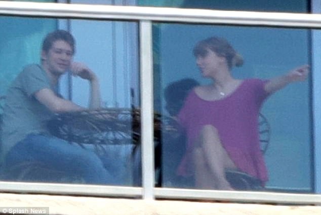 Taylor Swift đưa bạn trai mới về thăm gia đình - 4
Nữ ca sỹ nổi tiếng của dòng nhạc đồng quê gần đây vô cùng kín tiếng. Cô hầu như không xuất hiện trong bất cứ sự kiện nào của làng giải trí