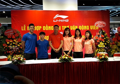 Các “sao” của điền kinh Việt Nam nhận hợp đồng tài trợ trang phục thi đấu - 1
Vận động viên cầu lông Phạm Hồng Nam, Lê Thu Huyền (từ trái sang) và Vận động viên điền kinh Bùi Thị Thu Thảo, Nguyễn Thị Oanh, Quách Thị Lan (từ phải sang) trong lễ ký kết hợp đồng tài trợ