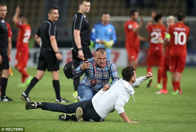 
Một cổ động viên quá khích của Macedona lao vào sân
