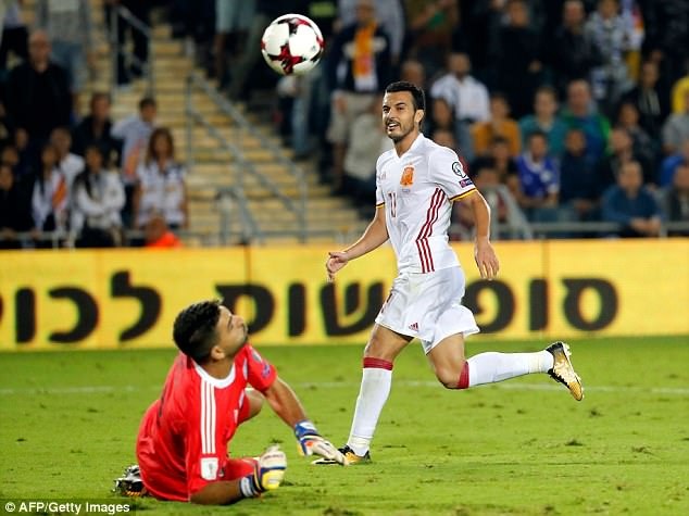 Tây Ban Nha và Italia chiến thắng ở lượt cuối vòng loại World Cup 2018 - 10
Pedro cũng là cầu thủ gốc Catalan, chơi khá năng nổ trên sân