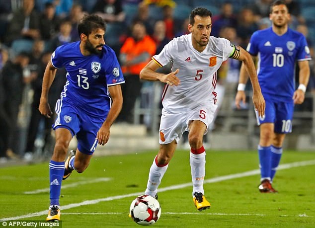 Tây Ban Nha và Italia chiến thắng ở lượt cuối vòng loại World Cup 2018 - 9
Cầu thủ gốc Catalan, Busquets đeo băng thủ quân của đội tuyển Tây Ban Nha ở hiệp 2, khi Ramos rời sân