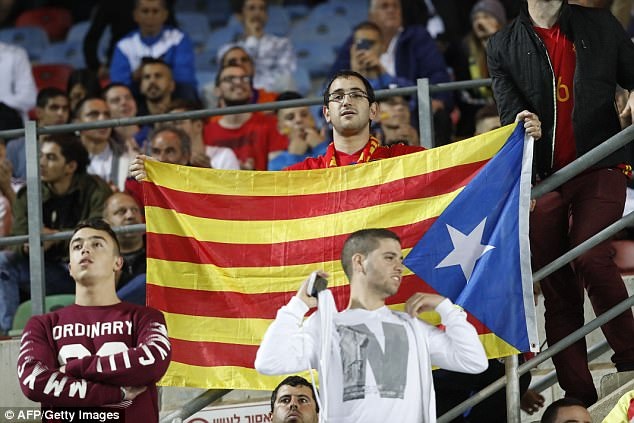 Tây Ban Nha và Italia chiến thắng ở lượt cuối vòng loại World Cup 2018 - 8
... khi họ mang cờ Catalonia vào sân
