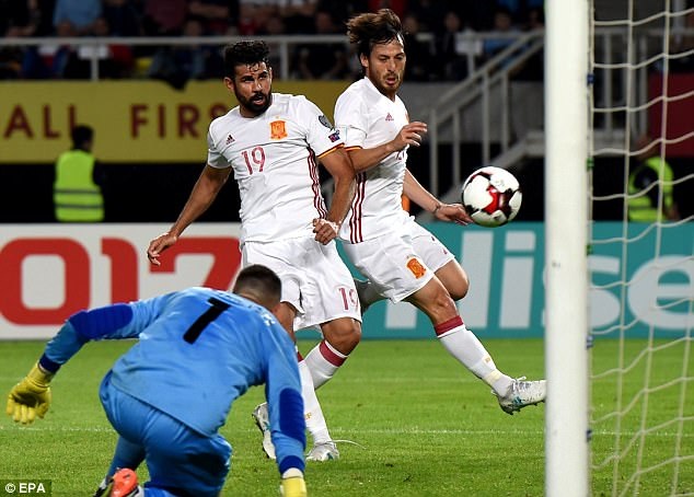 
David Silva mở tỷ số 1-0 cho Tây Ban Nha ở phút 15...
