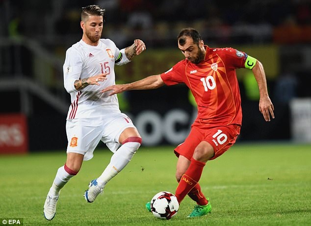 
Ramos trong tình huống truy cản thủ quân Pandev của Macedonia
