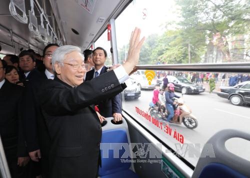 Tổng Bí thư đi dạo bên Hồ Gươm, chúc Tết bà con nhân dân - 6 Tổng Bí thư đi dạo bên Hồ Gươm, chúc Tết bà con nhân dân - 6