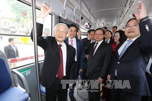Tổng Bí thư đi dạo bên Hồ Gươm, chúc Tết bà con nhân dân - 7
Tổng Bí thư Nguyễn Phú Trọng đi xe buýt Hà Nội. Ảnh: Trí Dũng – TTXVN