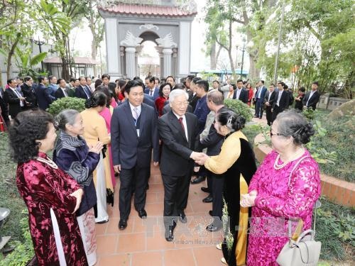 Tổng Bí thư đi dạo bên Hồ Gươm, chúc Tết bà con nhân dân - 3 Tổng Bí thư đi dạo bên Hồ Gươm, chúc Tết bà con nhân dân - 3