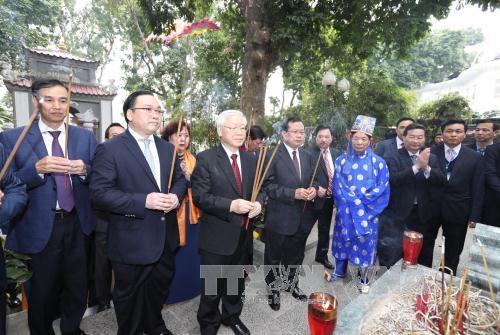 Tổng Bí thư đi dạo bên Hồ Gươm, chúc Tết bà con nhân dân - 5
Tổng Bí thư đã cẩn cáo trước anh linh các vị liệt tổ, liệt tông về những thành tựu to lớn đạt được trong công cuộc xây dựng và bảo vệ Tổ quốc