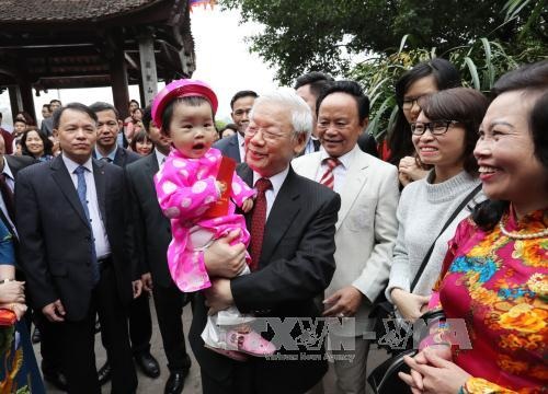Tổng Bí thư đi dạo bên Hồ Gươm, chúc Tết bà con nhân dân - 4
Tổng Bí thư Nguyễn Phú Trọng chúc Tết, tặng quà nhân dân và các cháu Thủ đô Hà Nội đang vui xuân bên Đền Ngọc Sơn. Ảnh: Trí Dũng – TTXVN