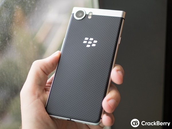 Cận cảnh chiếc smartphone BlackBerry đầu tiên do Trung Quốc phát triển và sản xuất - 5 Với mặt sau bằng chất liệu cao su