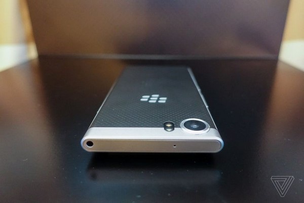 Cận cảnh chiếc smartphone BlackBerry đầu tiên do Trung Quốc phát triển và sản xuất - 6 Cụm camera có kích cỡ lớn ở mặt sau và đèn flash LED kép