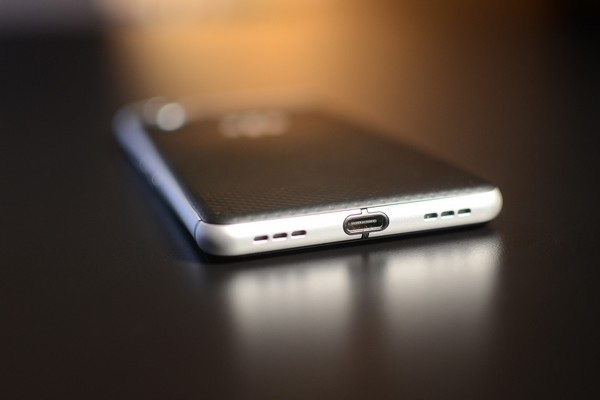 Cận cảnh chiếc smartphone BlackBerry đầu tiên do Trung Quốc phát triển và sản xuất - 7 Cổng kết nối USB Type-C ở cạnh dưới sản phẩm