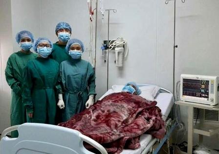 日本の技術で幹細胞移植に成功 - 1 チョーライで新しい方法を使用して幹細胞移植を行う医師たち (写真: Thanh Tung 博士)