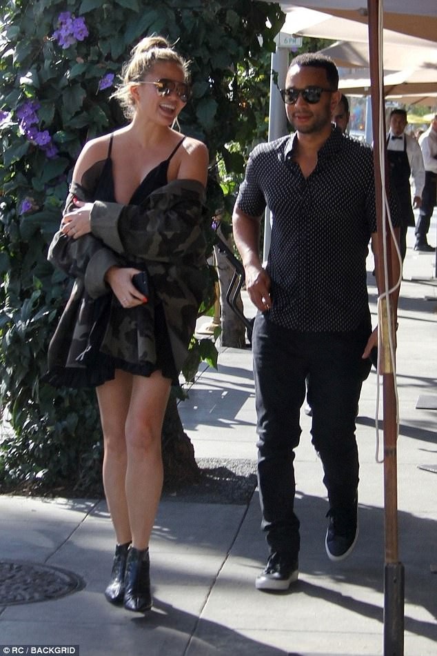 Siêu mẫu Chrissy Teigen gợi cảm nắm tay "ông xã" đi ăn trưa - 4
Chrissy Teigen đã có một cô con gái 19 tháng tuổi. Cô cũng vừa hoàn thành một vài bộ ảnh thời trang trước khi phát hiện mình đang mang thai lần hai.