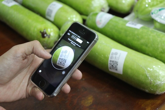 Một bó rau "cõng" 5 loại tem - 2 Các HTX đã tiếp nhận hệ thống in mã vạch và thực hiện in, dán tem mã vạch trên bao bì sản phẩm