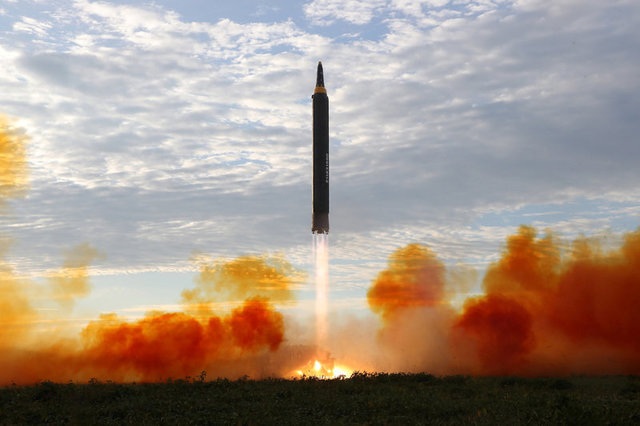 
Vụ phóng tên lửa Hwasong-12 của Triều Tiên (Ảnh: Reuters)
